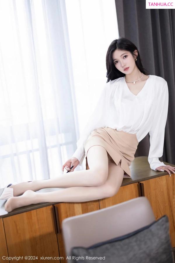 程程程  [XiuRen]高清写真图 2024.01.03 No.7906 程程程- 丝袜美腿第18张图片